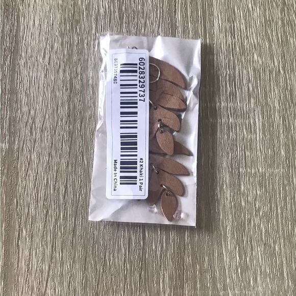 NEW … BOHO “Leaf” Pendent Earrings - Picture 2 of 3